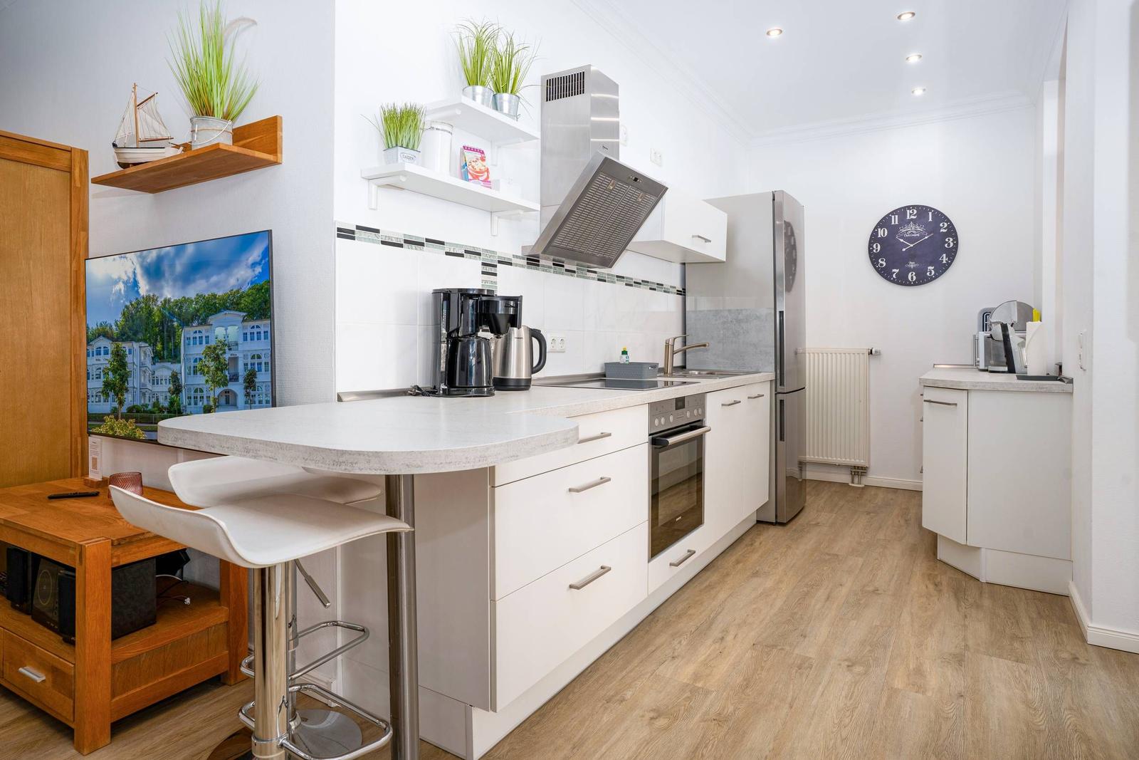 großzügige, komplett eingerichtete Küche