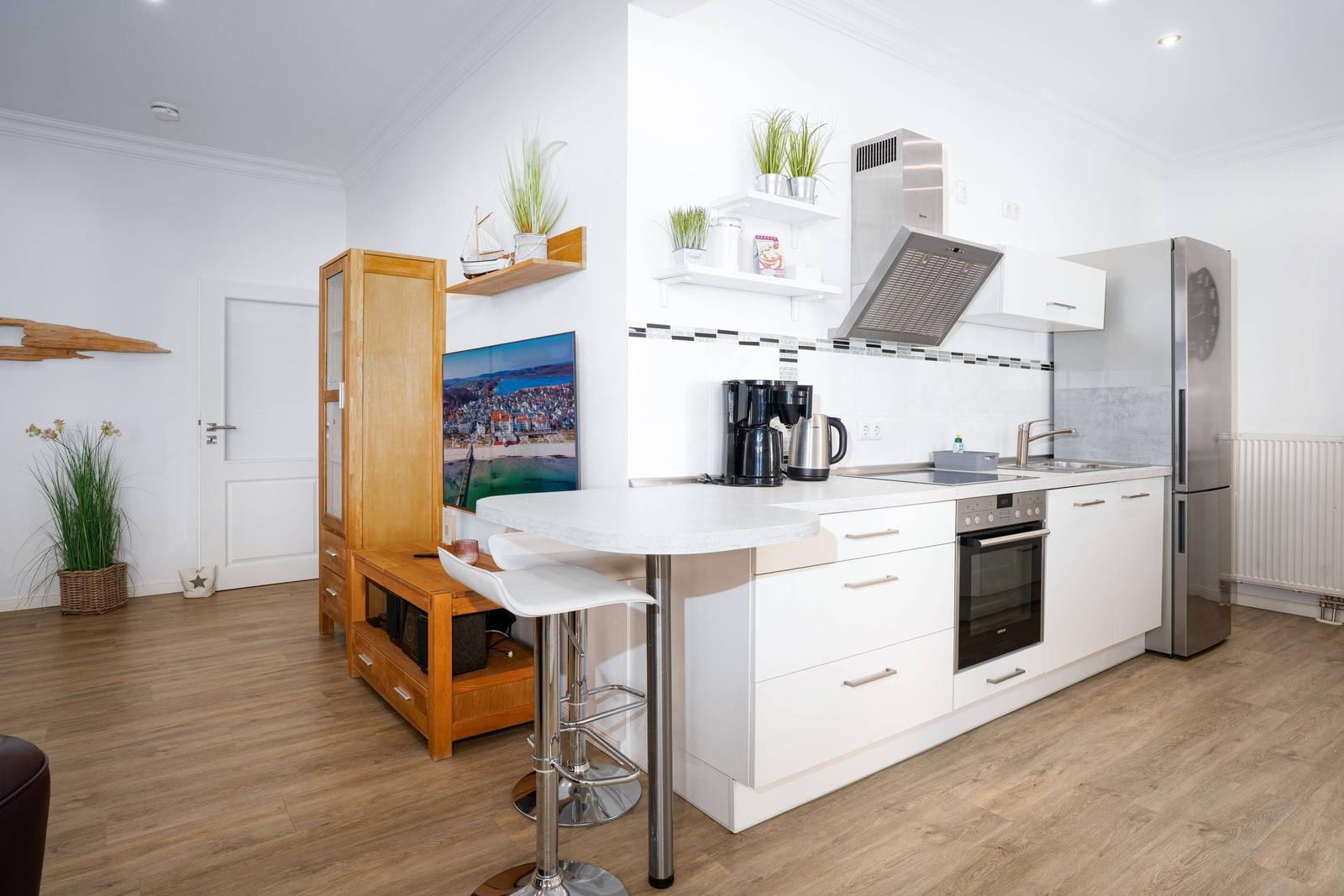 großzügige, komplett eingerichtete Küche