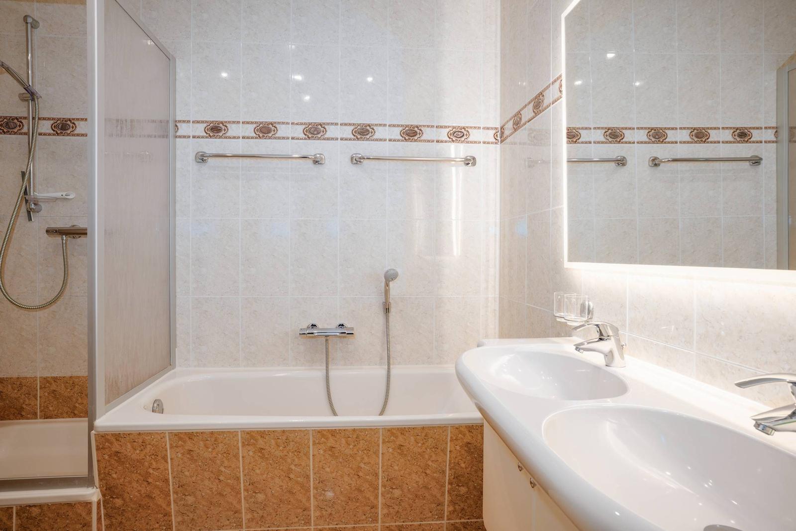 Bad mit Badewanne und Dusche