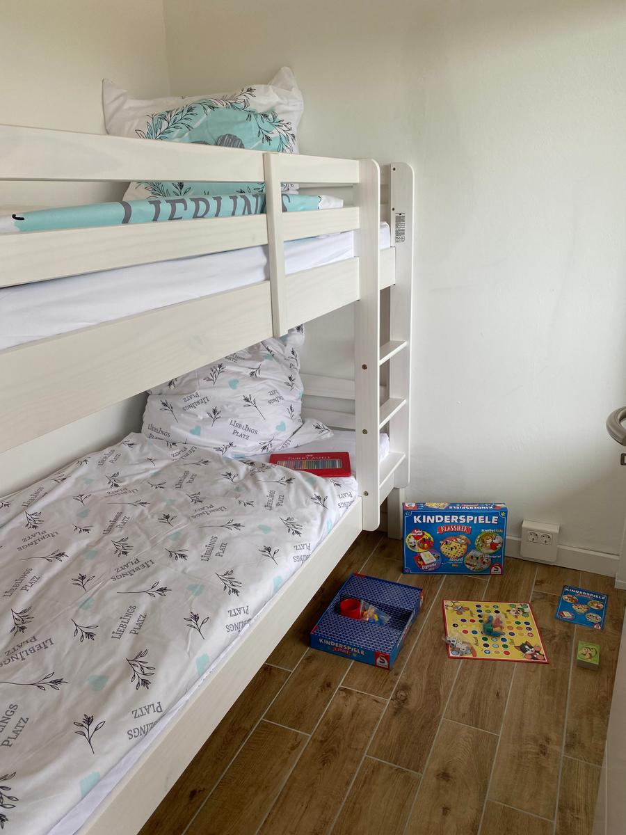 Doppelbett mit Spielzeug auf dem Boden