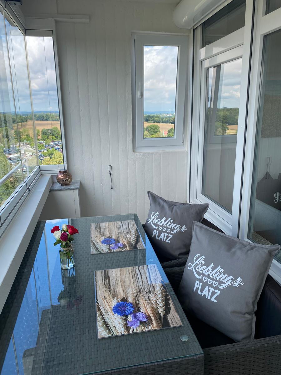 Terrasse mit Sitzgruppe, Tisch und Blick auf Landschaft.