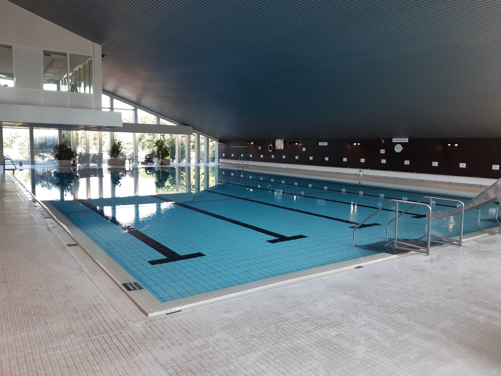 Großer Innenpool mit Schwimmbahnen und Rollstuhlgängen.