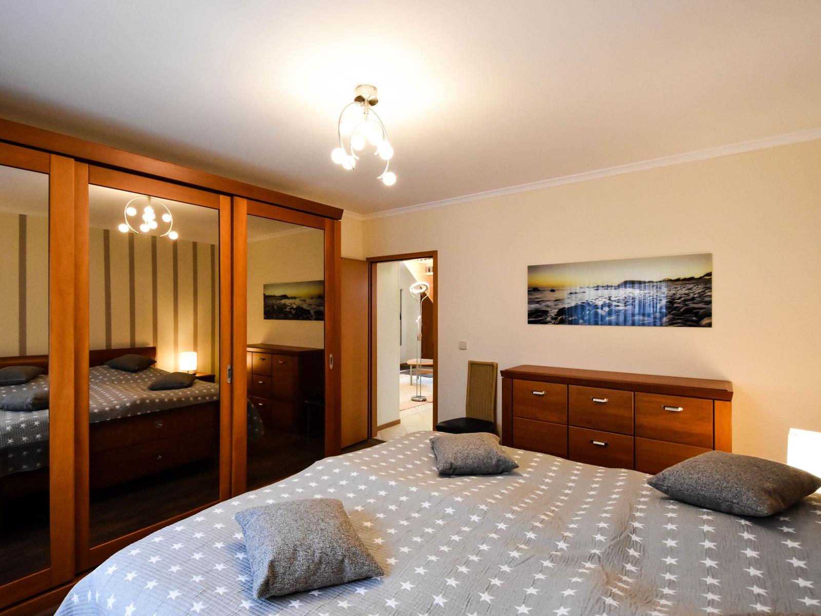 Schlafzimmer unten mit Großem Kleiderschrank