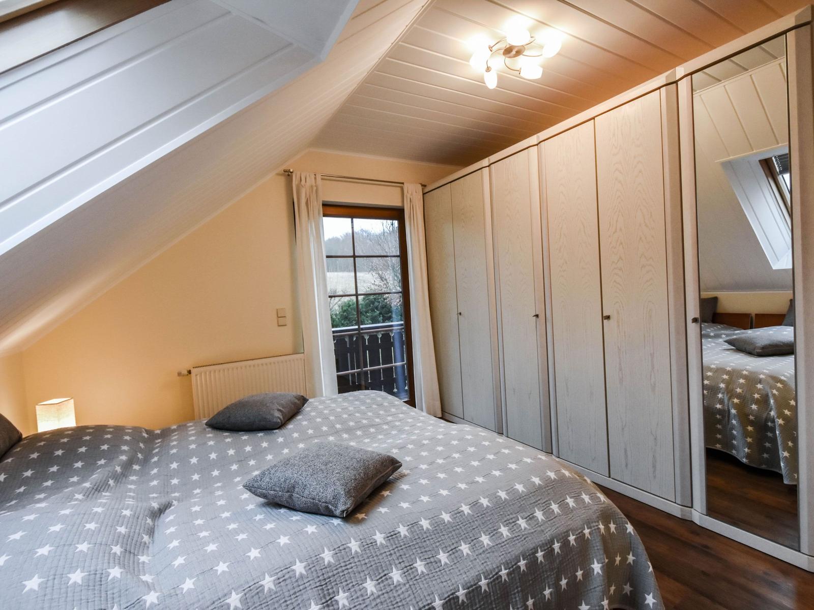 Schlafzimmer 2 oben mit Kleiderschrank