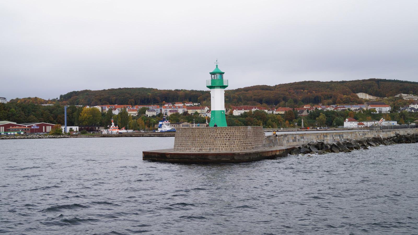Hafeneinfahrt Sassnitz mit Leuchtturm