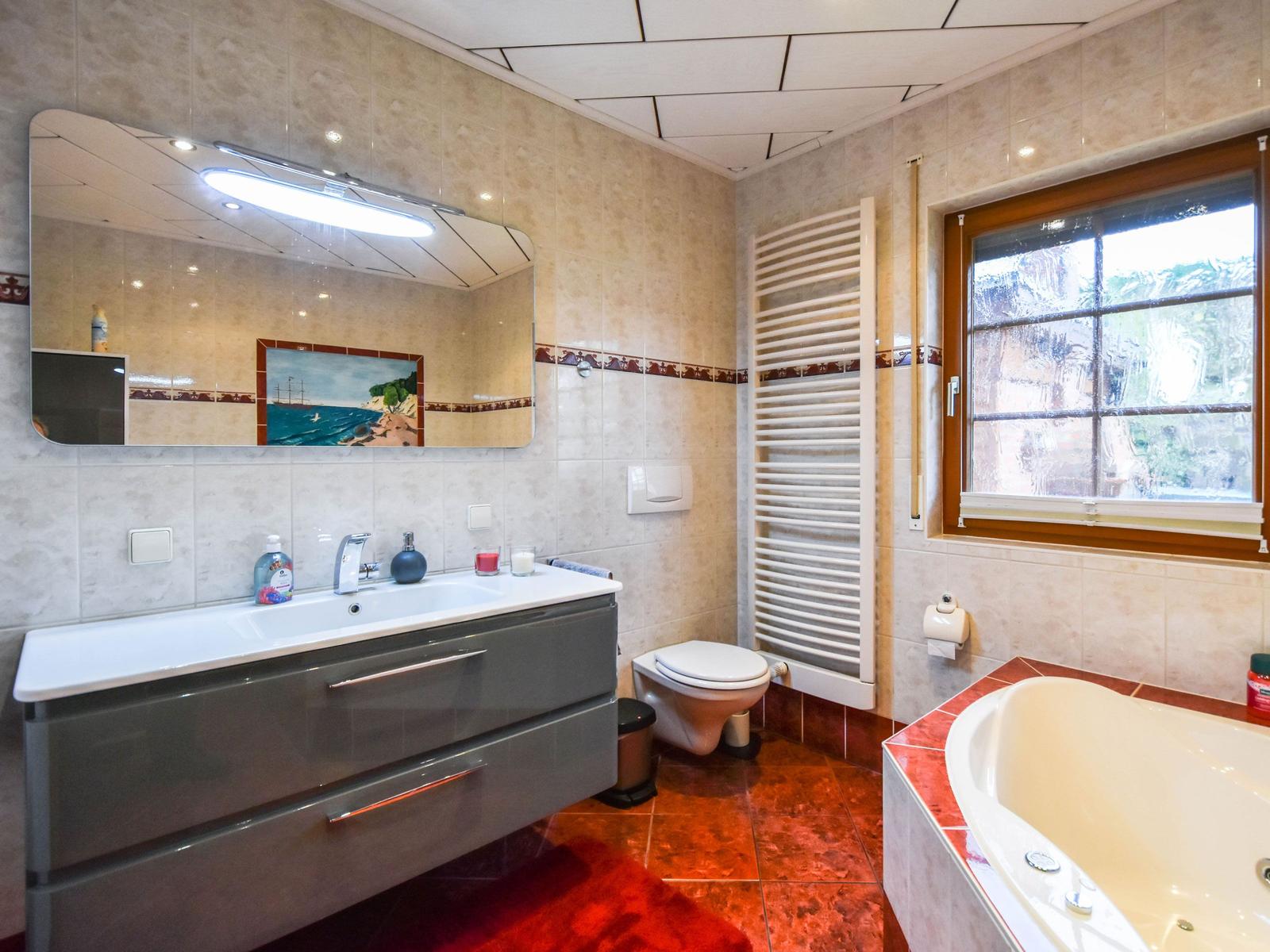 Bad mit Whirlpool unten