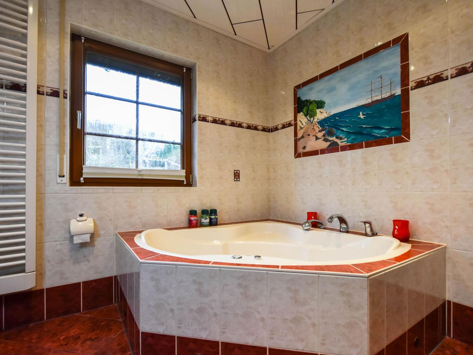 Bad mit Whirlpool unten