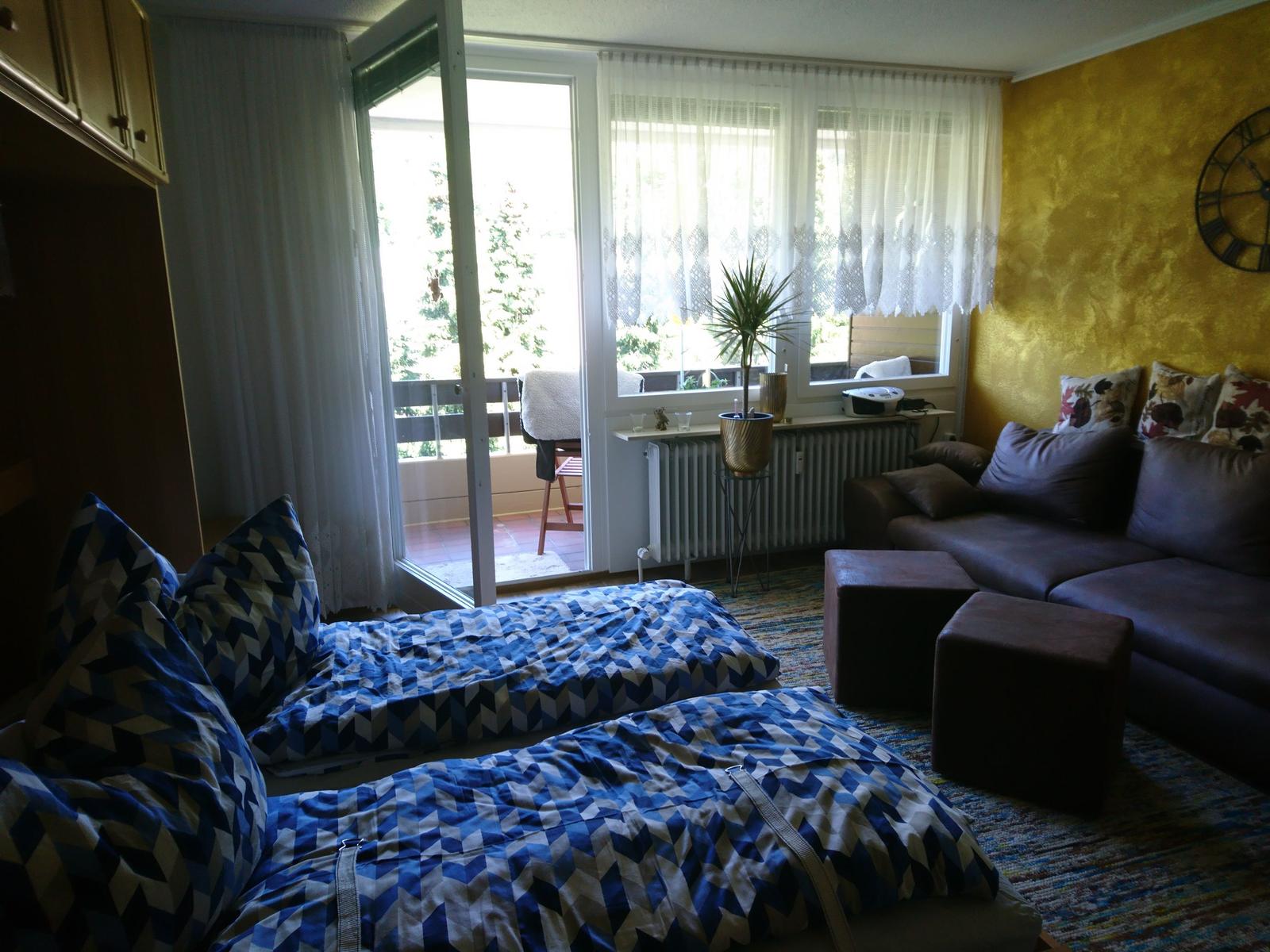 Gemütliches Klappbett für 2 Personen
und gegenüber eine große Schlafcouch