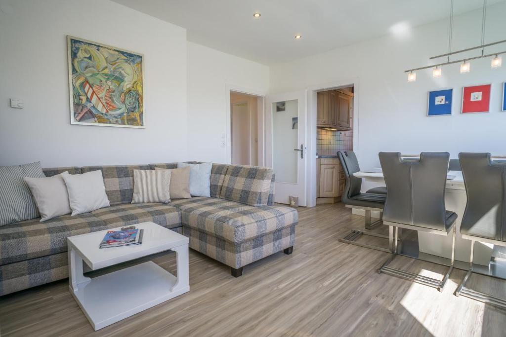 Wohnbereich mit Eckcouch, Esstisch und Küchenbereich