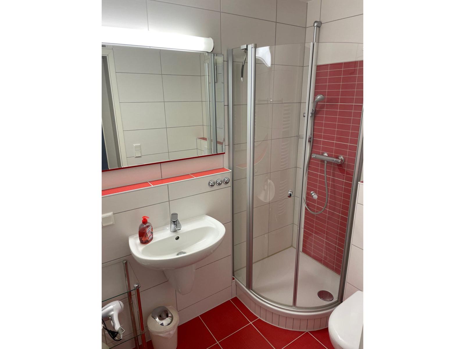 Badezimmer mit Dusche