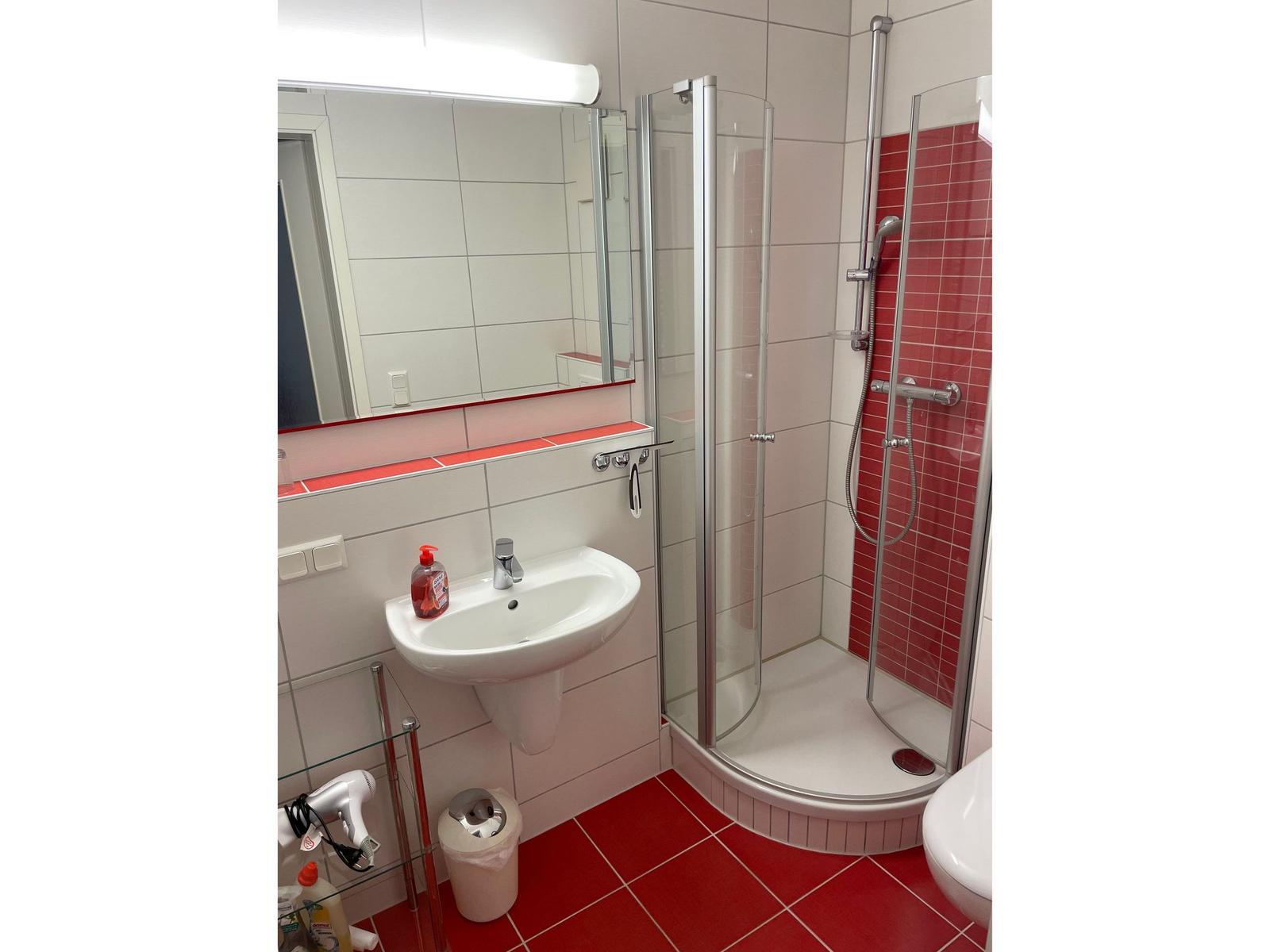 Badezimmer mit Dusche