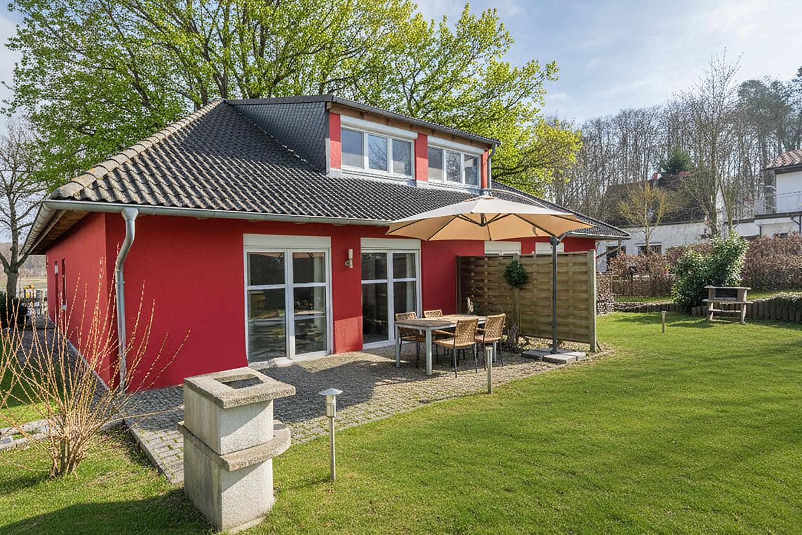Rotes Haus mit Terrasse, Garten und Sonnenschutz