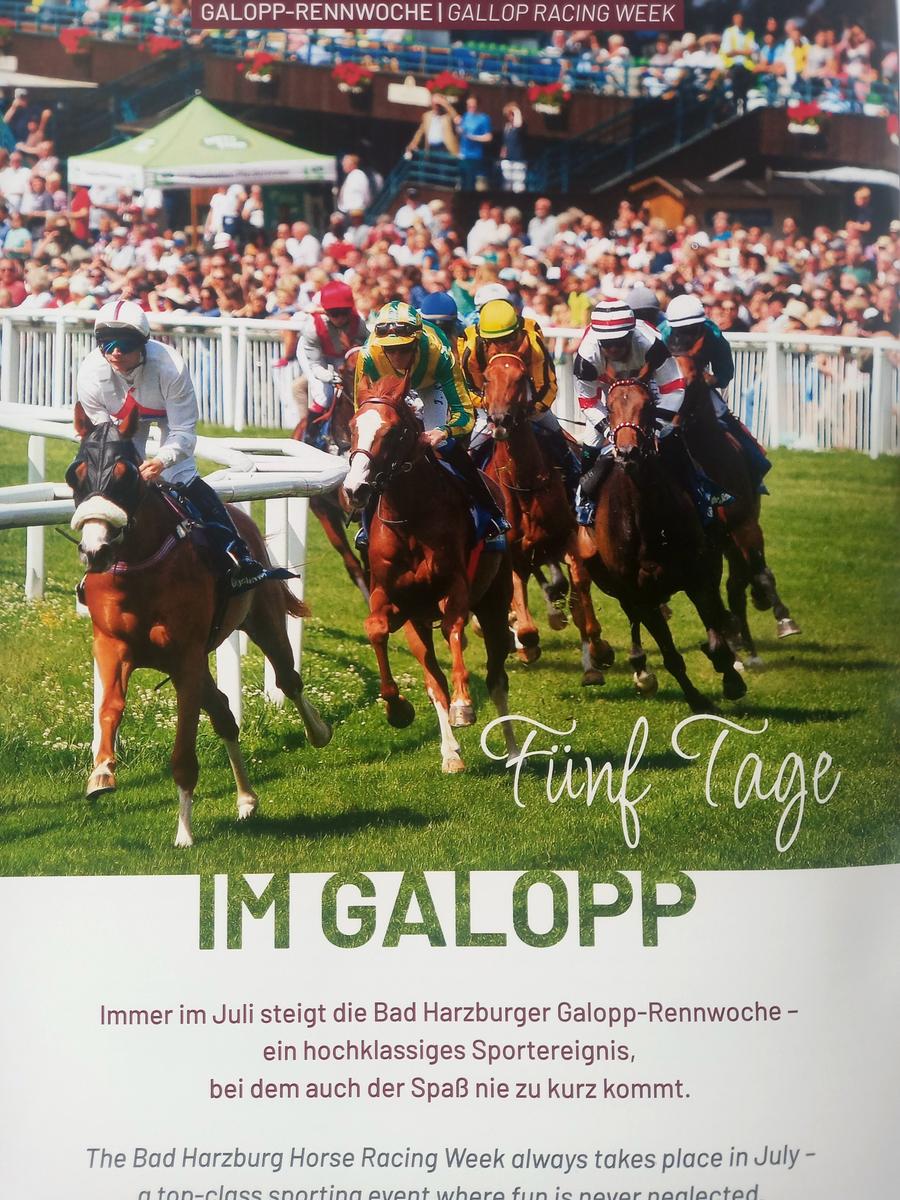 Immer im Juli - dann findet das große Spektakel an der Rennbahn statt.
 Sie soll übrigens die schönste Natur-Rennbahn Europas sein...