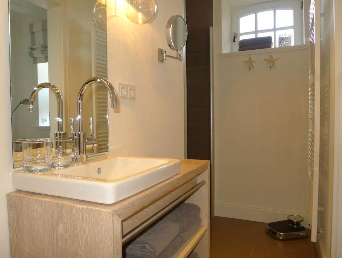 Bad mit Waschbecken, Spiegel und Dusche