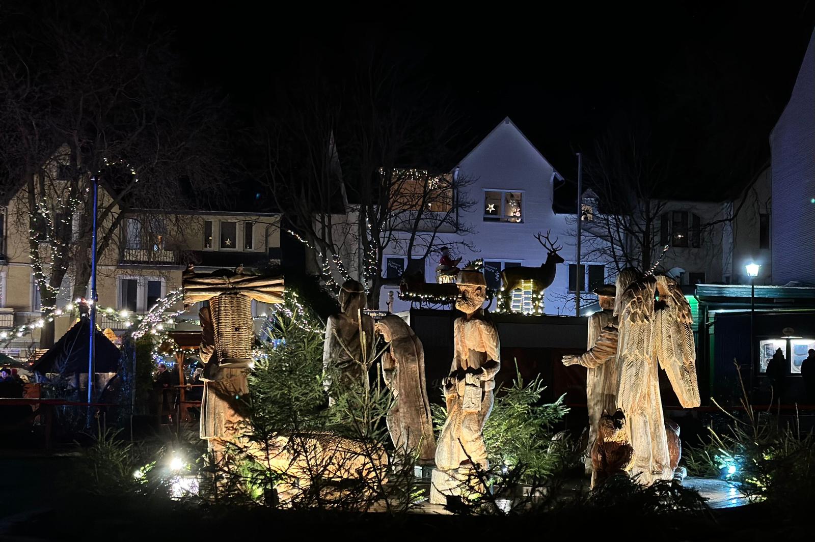 Der Wintermarkt in BH lockt mit hölzernen, lebensgroßen Krippenfiguren im Rosengarten