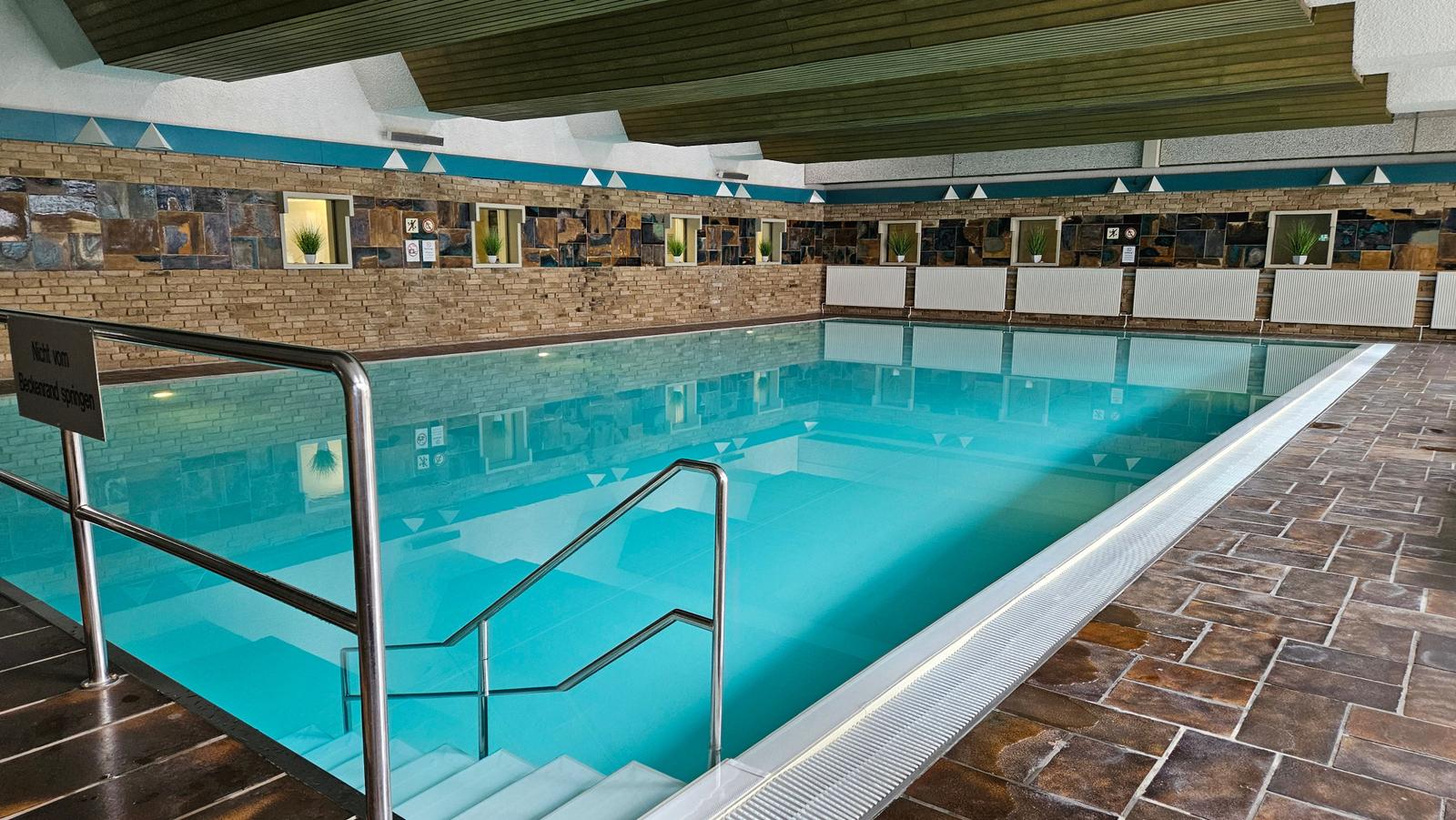 Schwimmbad (10x20m) befindet sich im Haus und ist für unsere Gäste täglich von 7 - 21 Uhr kostenlos zu nutzen