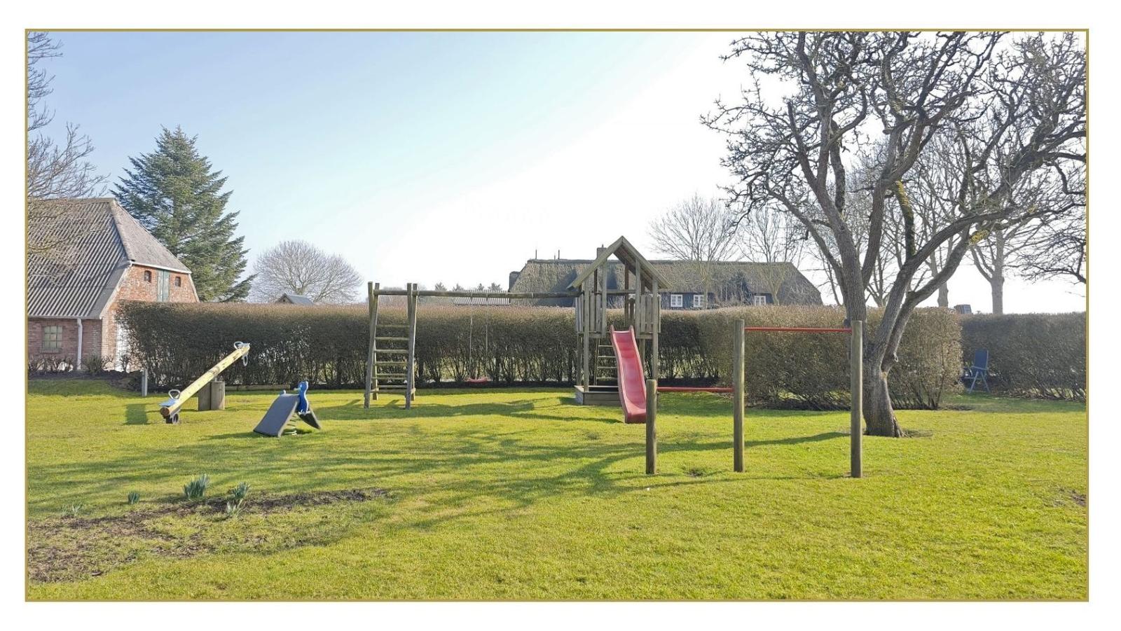 Großer Garten mit Spielplatz, Rutsche und Klettergerüst. Hinterhof mit Hecke und Bäumen.