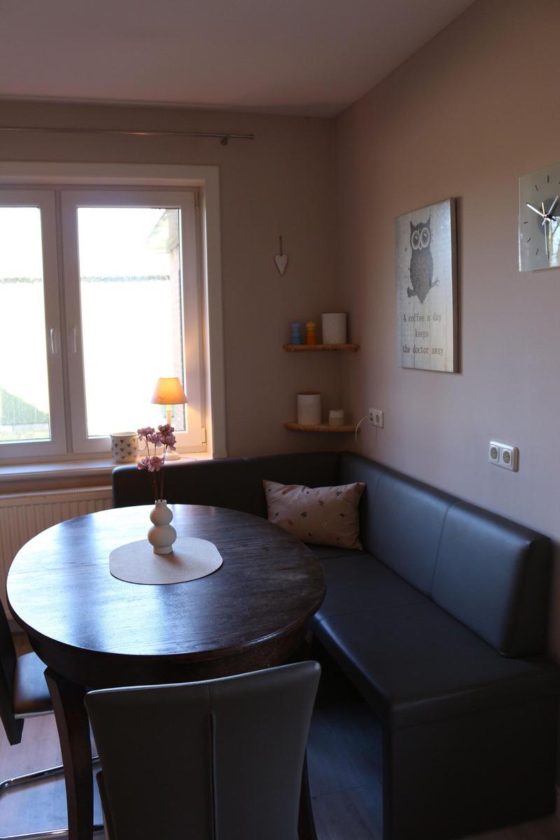 Runde Tisch mit Sitzbank, Fenster und Wandbild