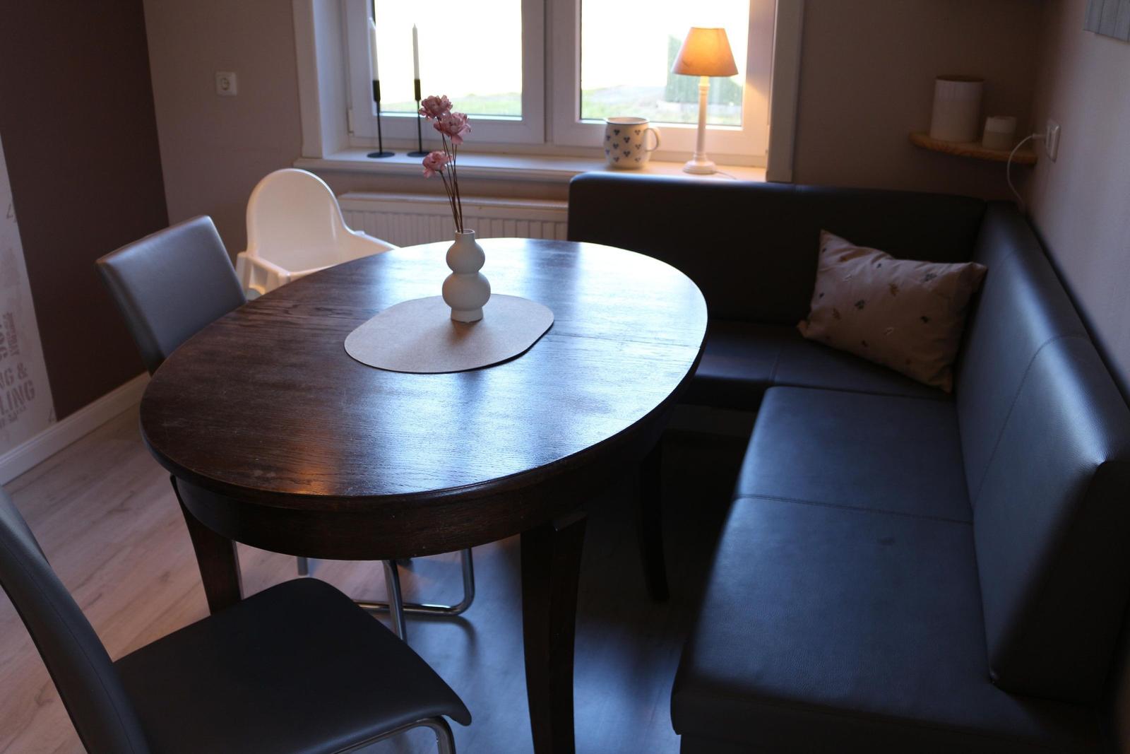 Runde Tisch mit Stühlen und Sofa an Fenster