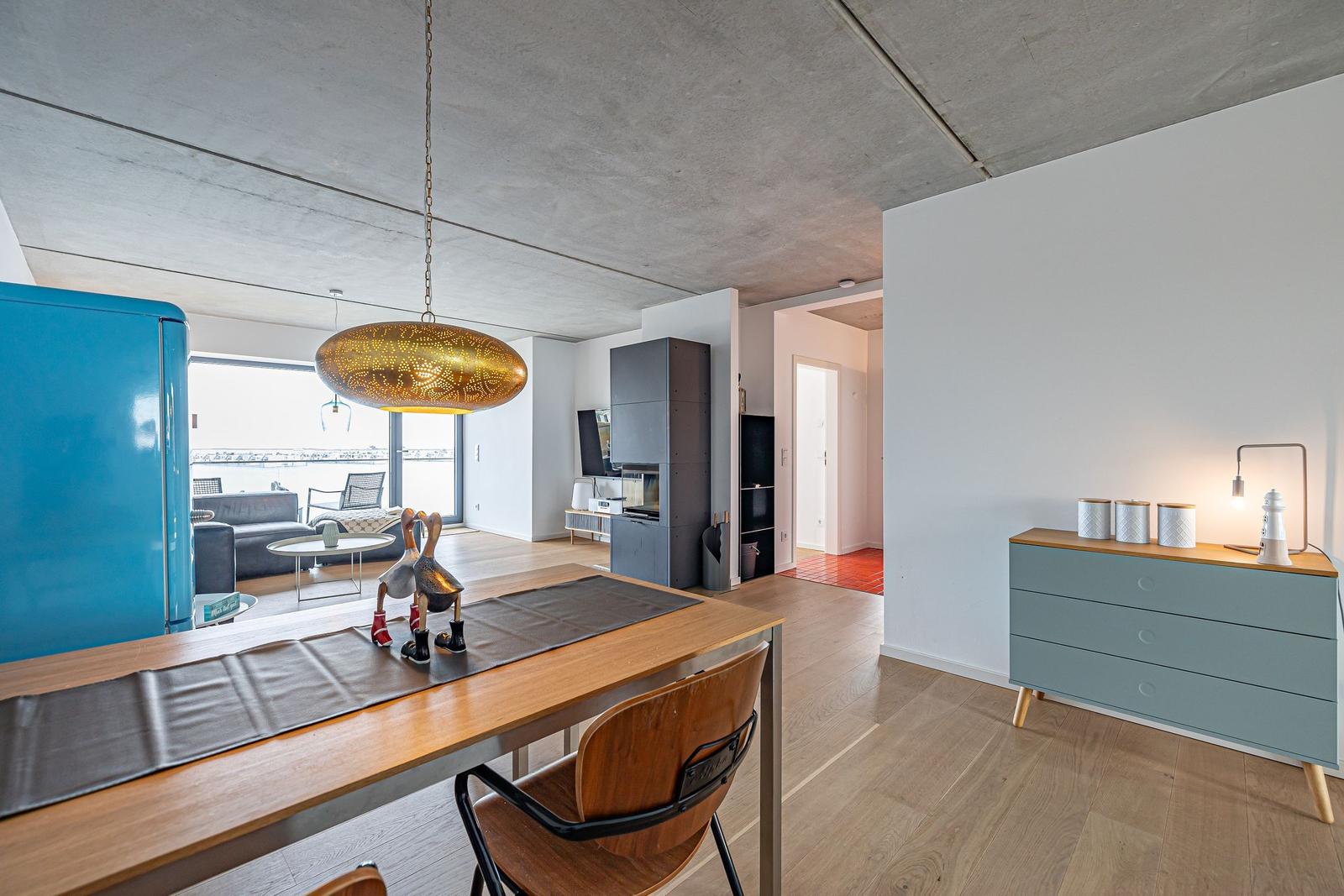 Moderne Küche mit Essbereich und Blick auf Balkon