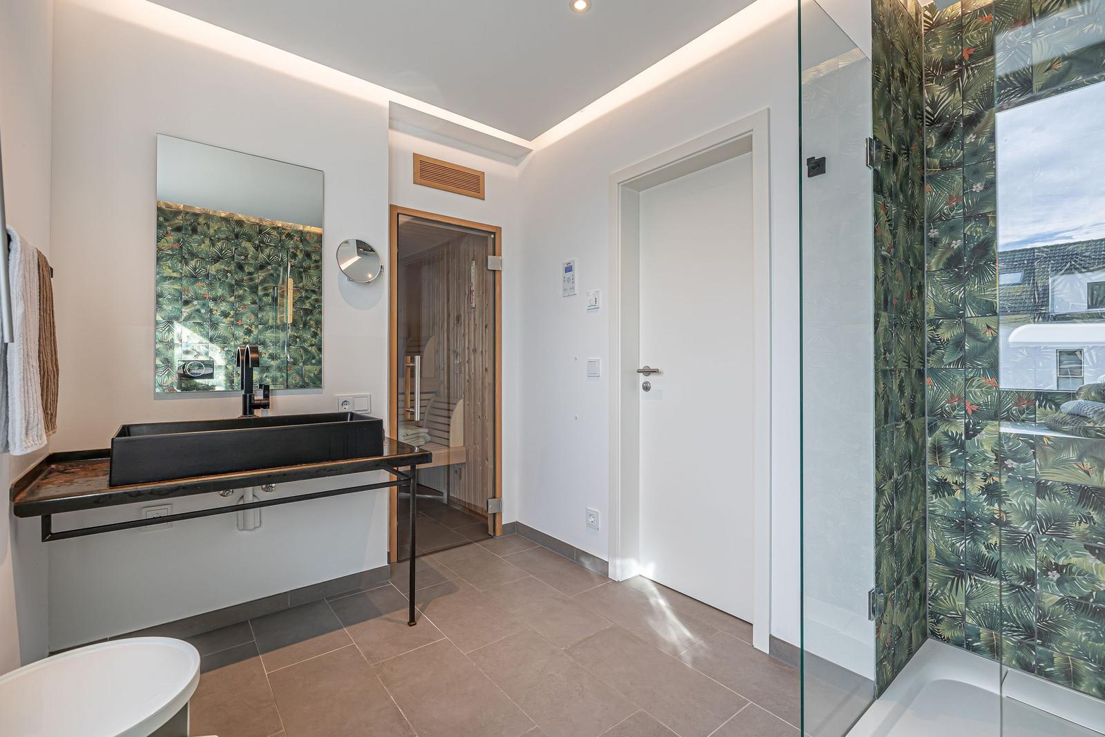 Bad mit Dusche, Waschbecken und Sauna