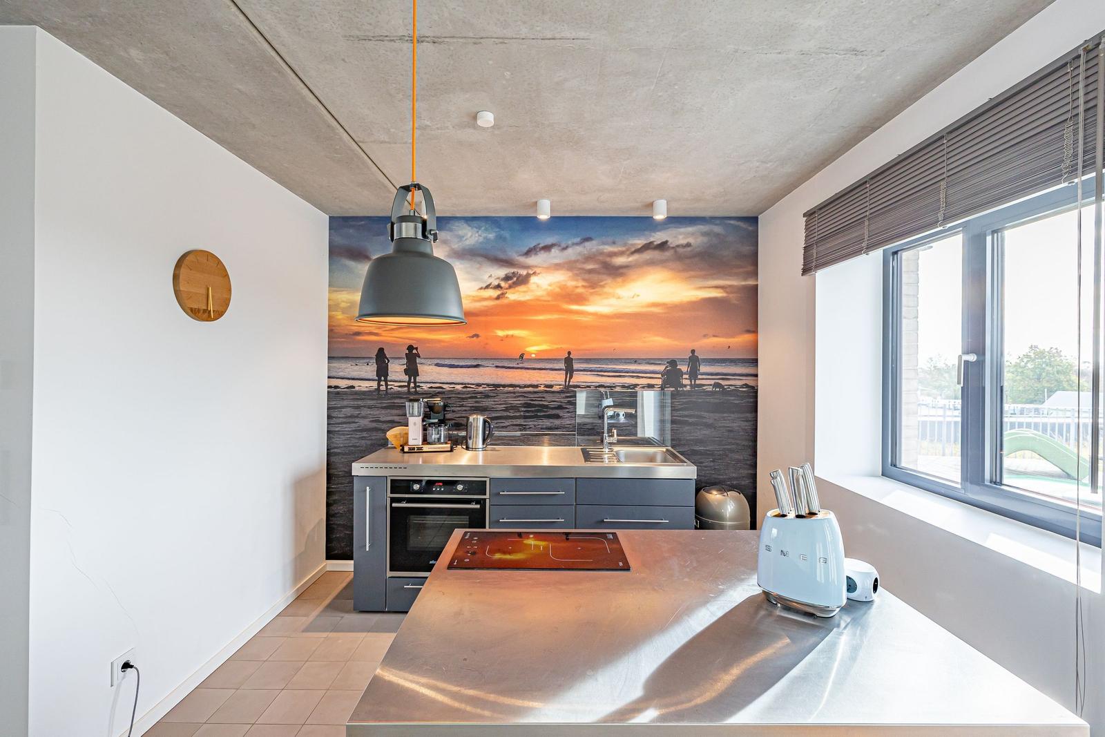Moderne Küche mit Kücheninsel und Küchenwandbild