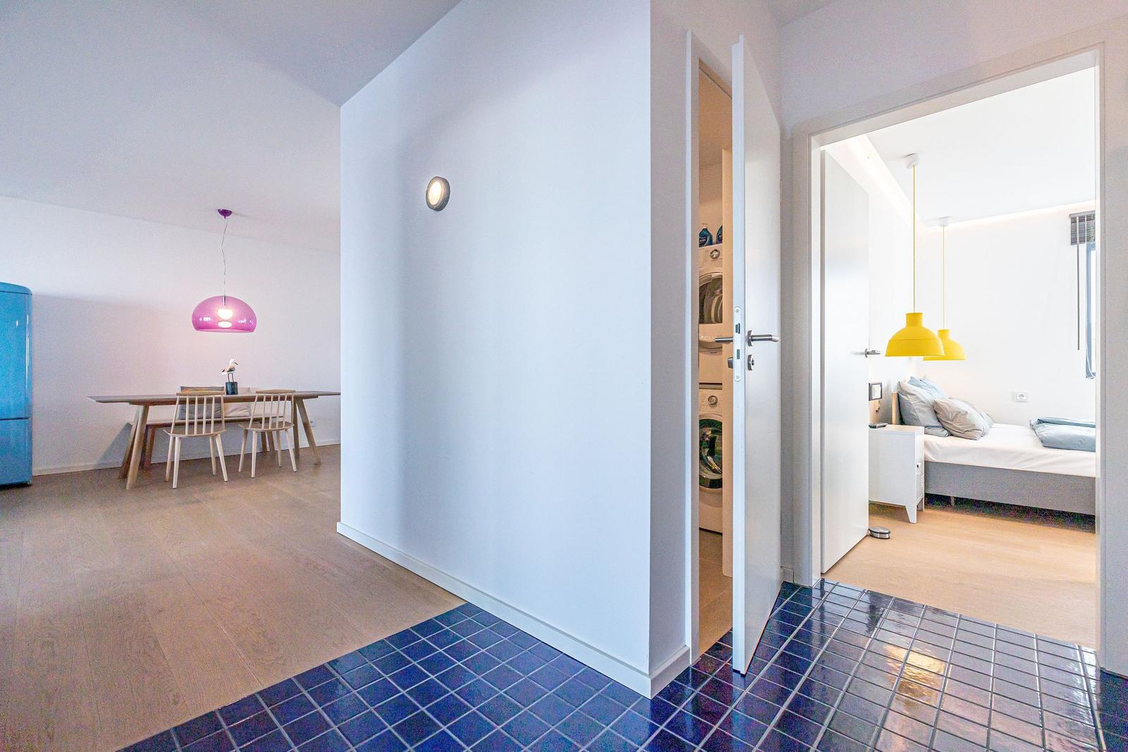 Wohnung mit Essbereich, Schlafzimmer und Waschmaschine