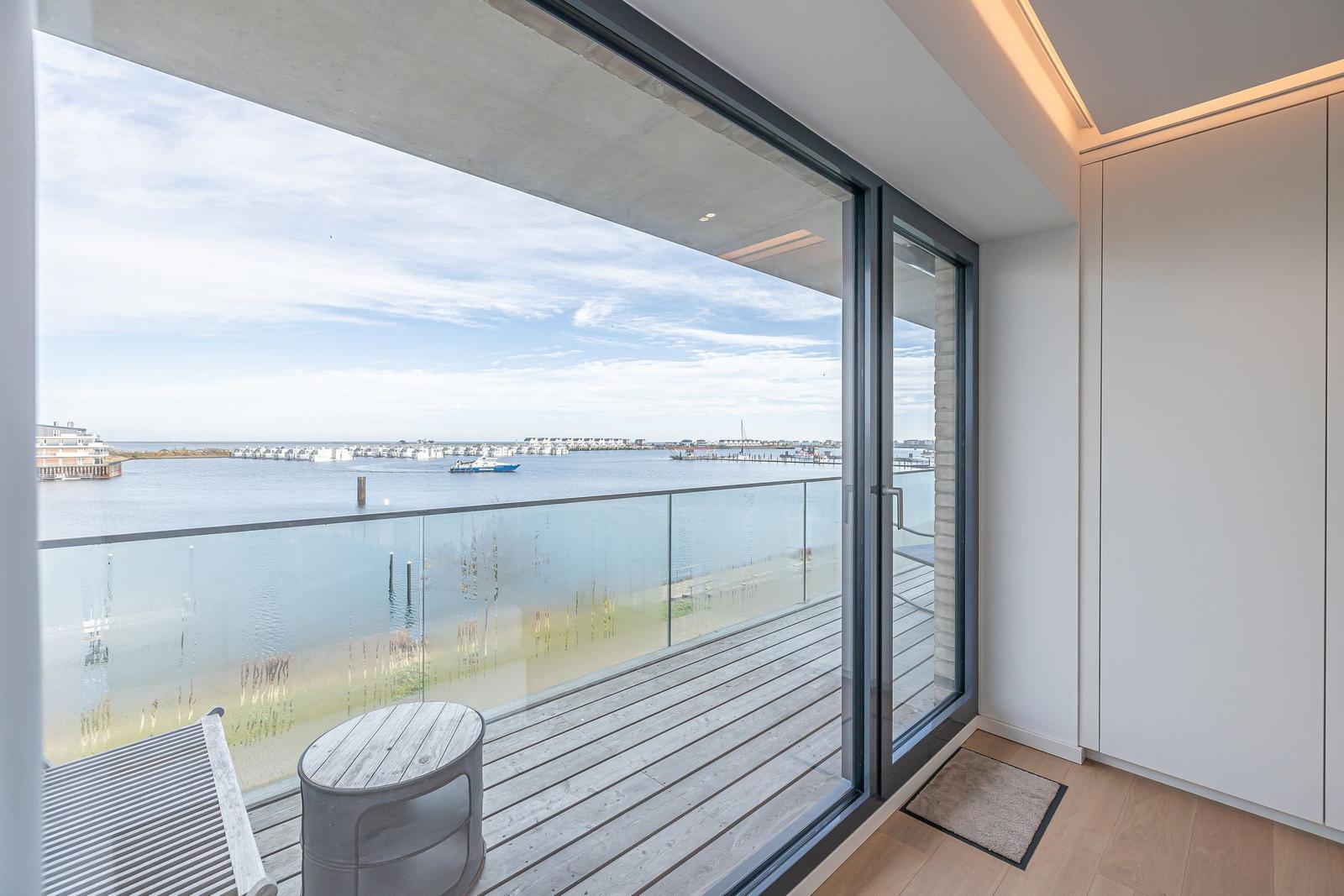 Terrasse mit Blick auf Wasser und Boote