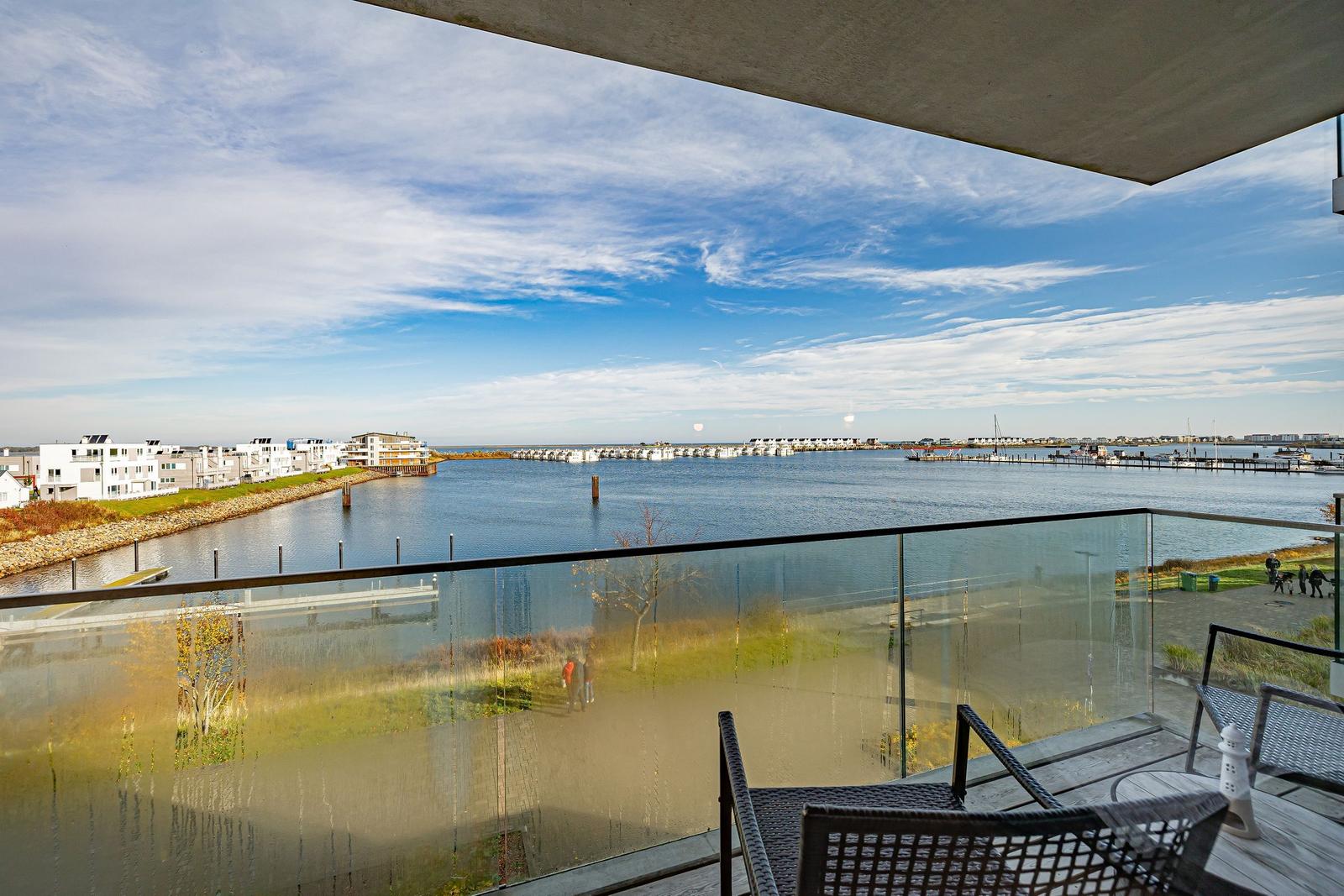 Terrasse mit Blick auf Hafen und Wasser.