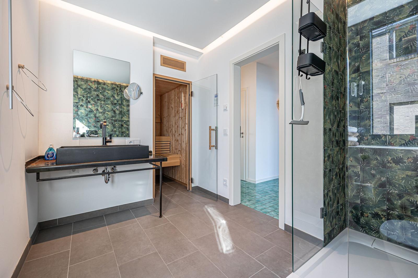 Bad mit Dusche, Waschbecken und Sauna