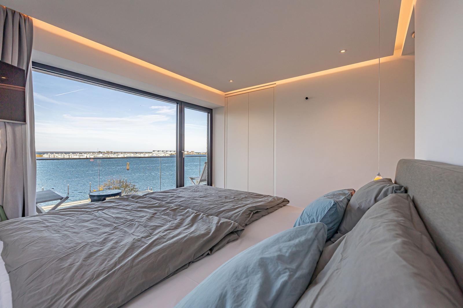 Schlafzimmer mit Blick auf Hafen und Wasser
