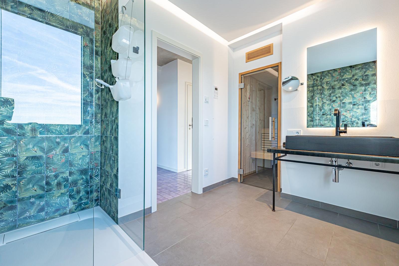 Bad mit Dusche, Waschtisch und Sauna