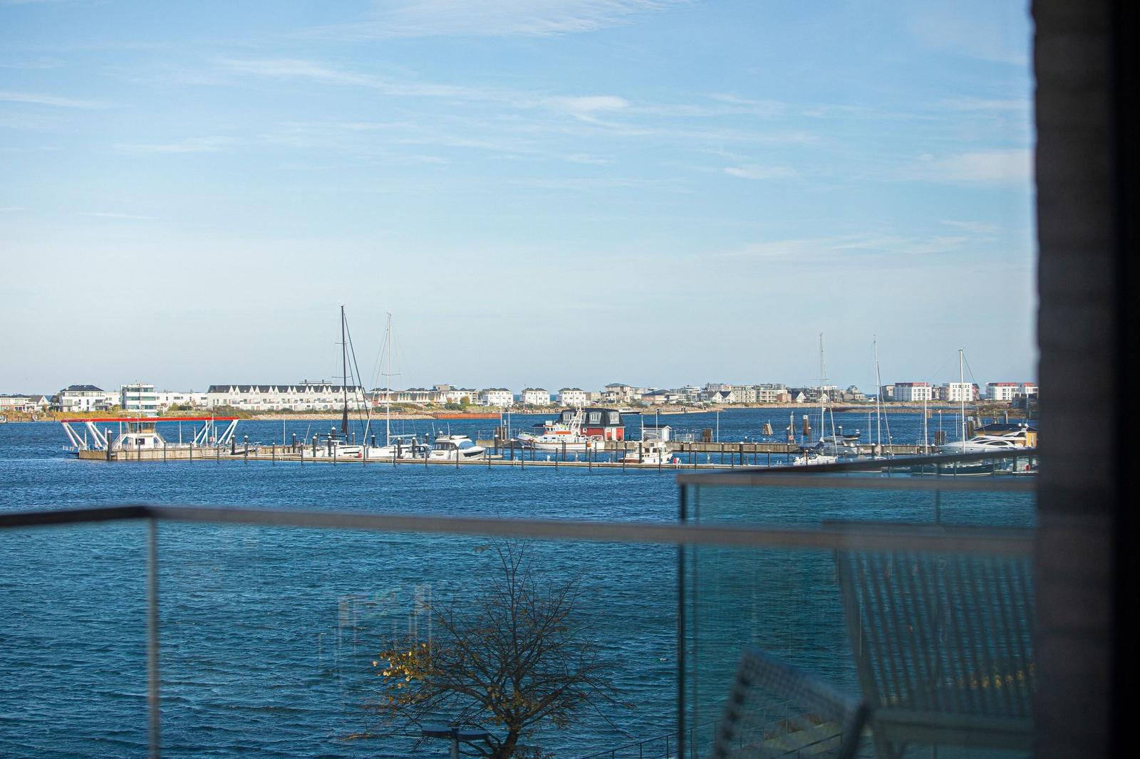 Blick auf Hafen mit Booten und gegenüberliegenden Gebäuden.