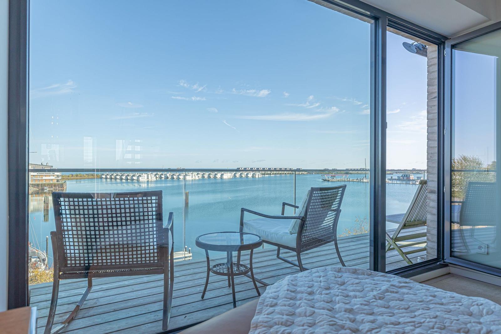 Terrasse mit Blick auf Wasser und Bootshäuser