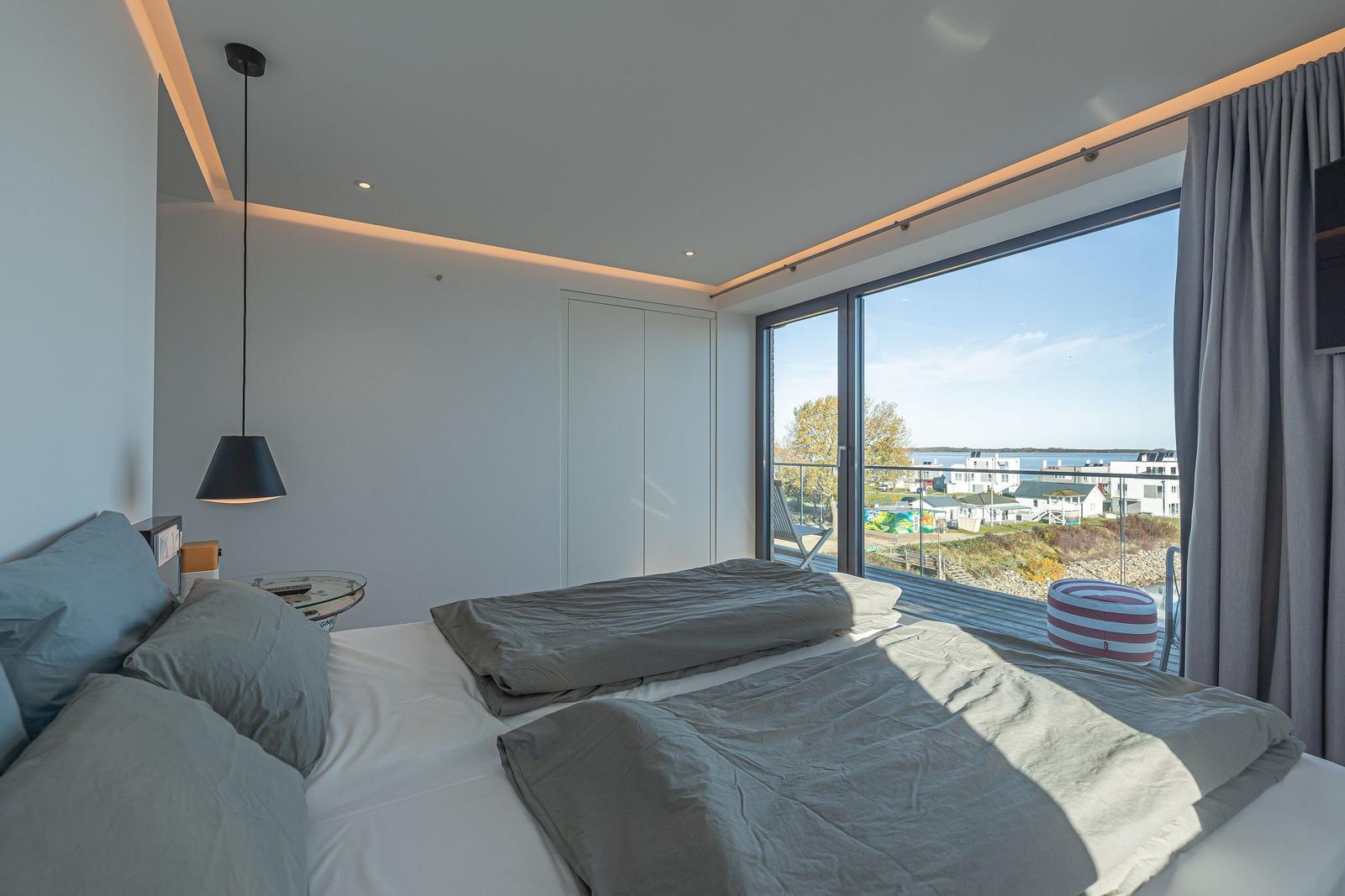 Schlafzimmer mit Blick auf Balkon und See