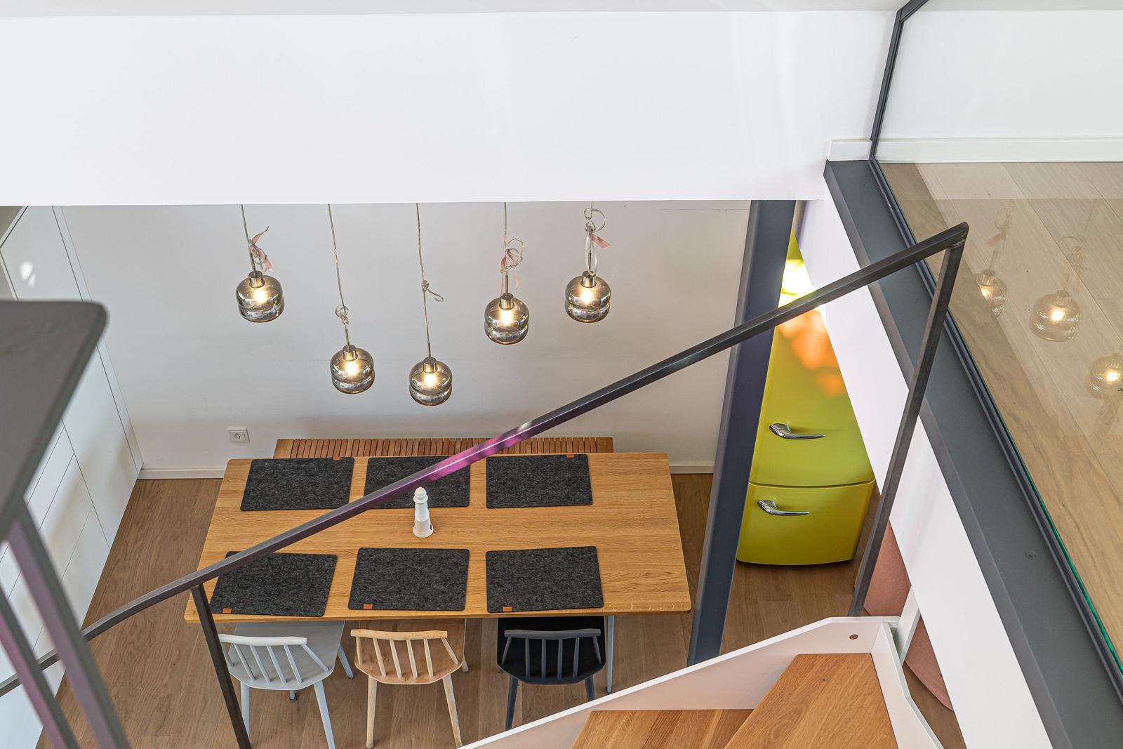 Essbereich mit Tisch, Stühlen und hängenden Lampen