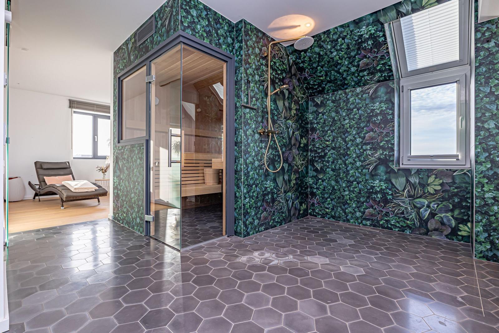 Dusche mit Pflanzenwand und Sauna im Anschluss