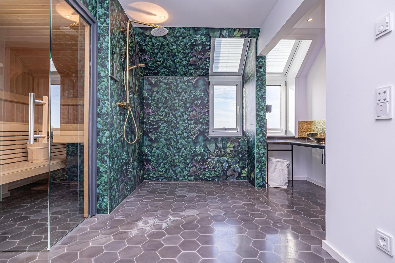 Dusche mit Pflanzenwand, Sauna und Waschtisch mit Fenster
