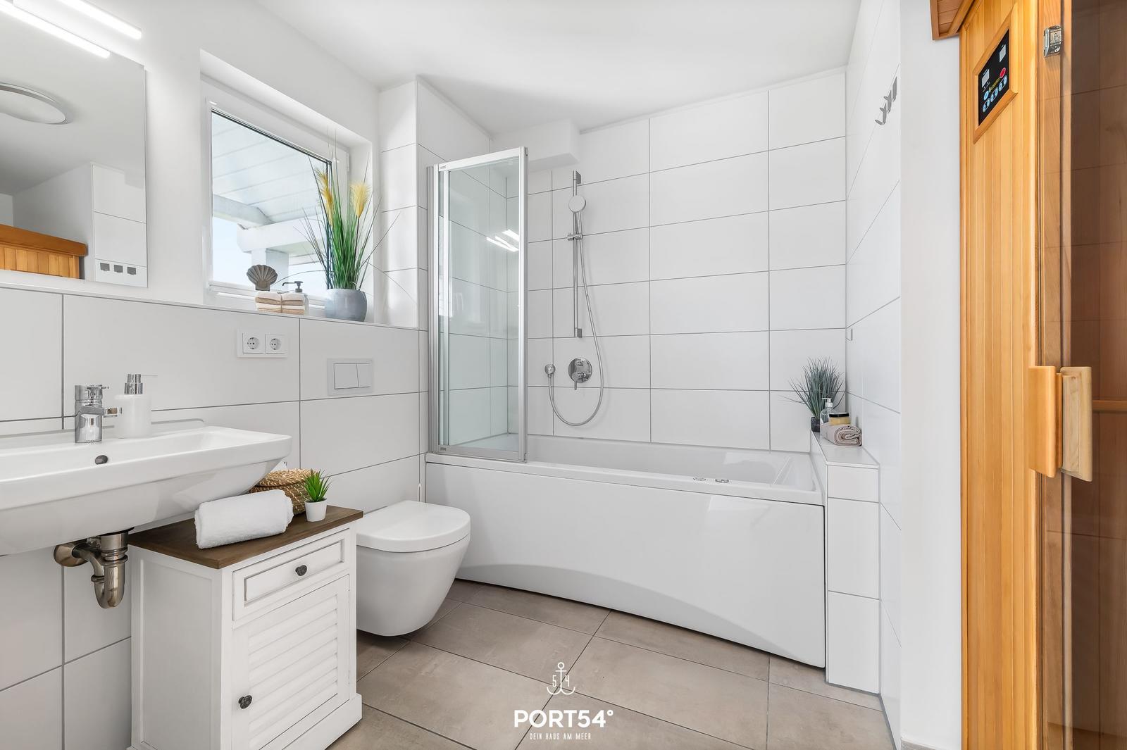 Badezimmer mit Dusche, Badewanne und Waschbecken.