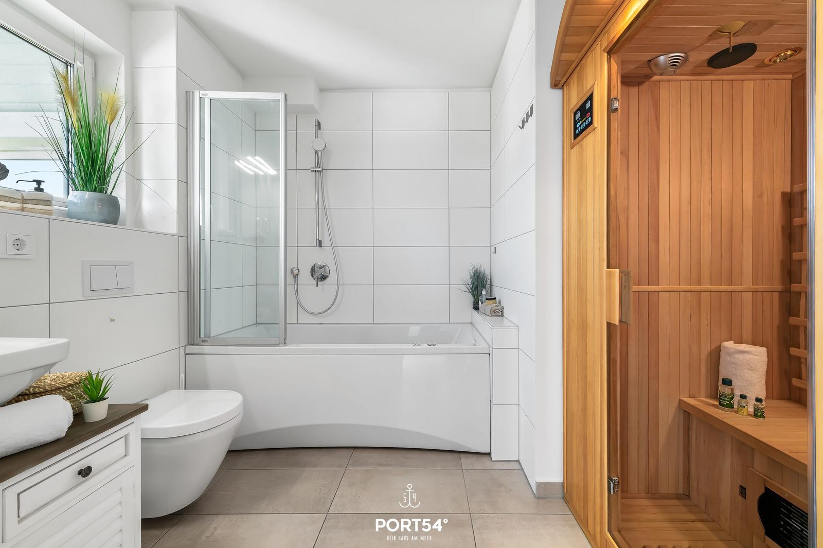 Bad mit Dusche, Badewanne und Sauna.