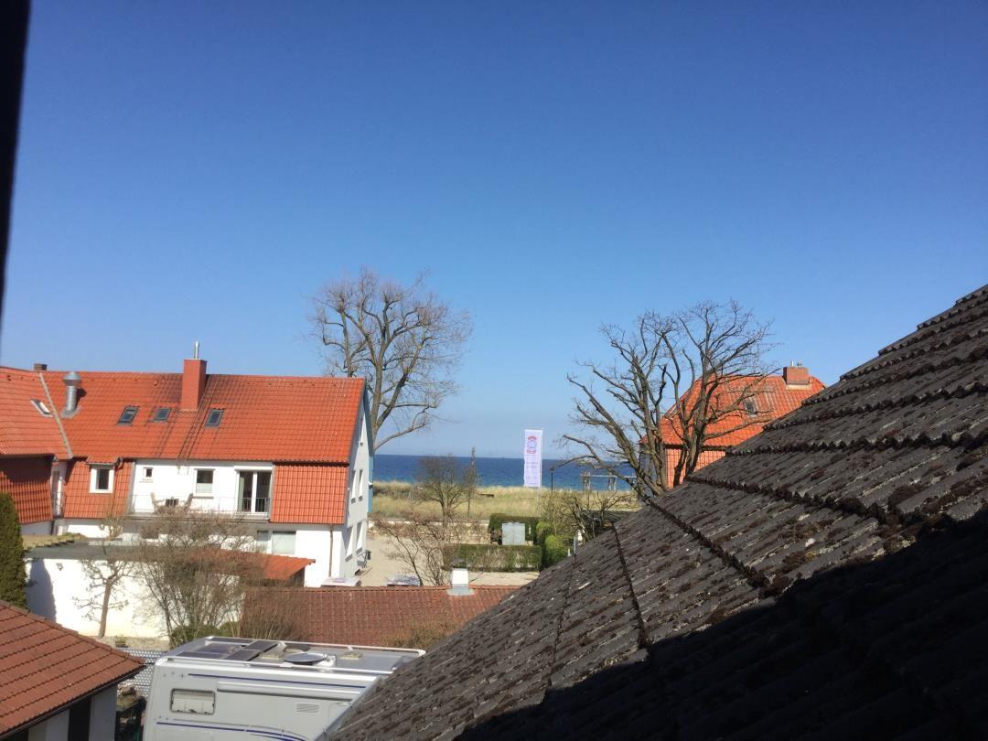 Teilmeerblick vom Balkon seitlich des Daches/Hauses