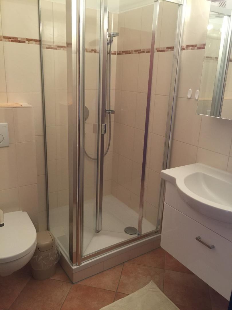 Bad mit Dusche, Waschbecken und Toilette