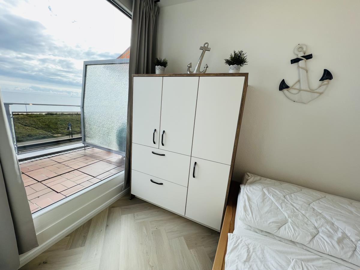 Schlafzimmer mit Blick auf die Terrasse und das Meer.