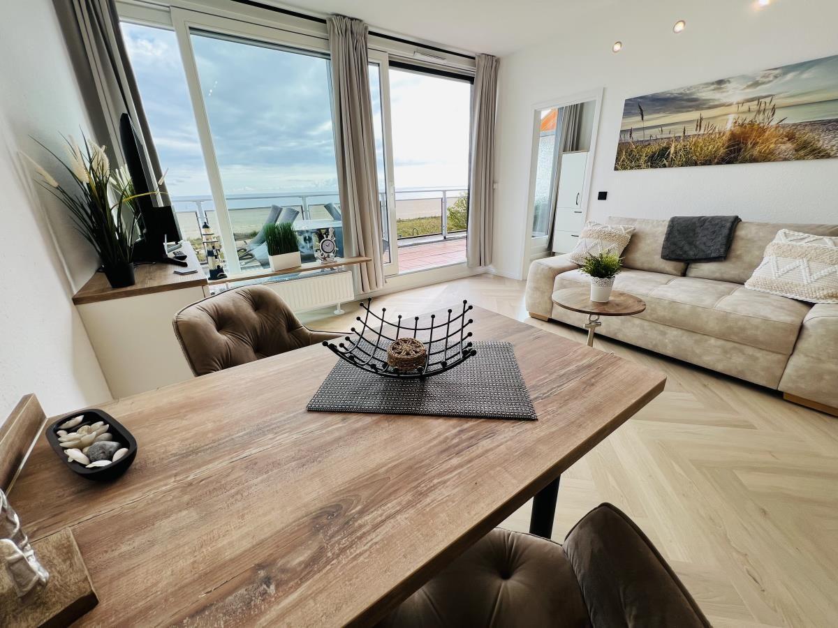 Wohnbereich mit Essplatz und Meerblick durch große Fenster