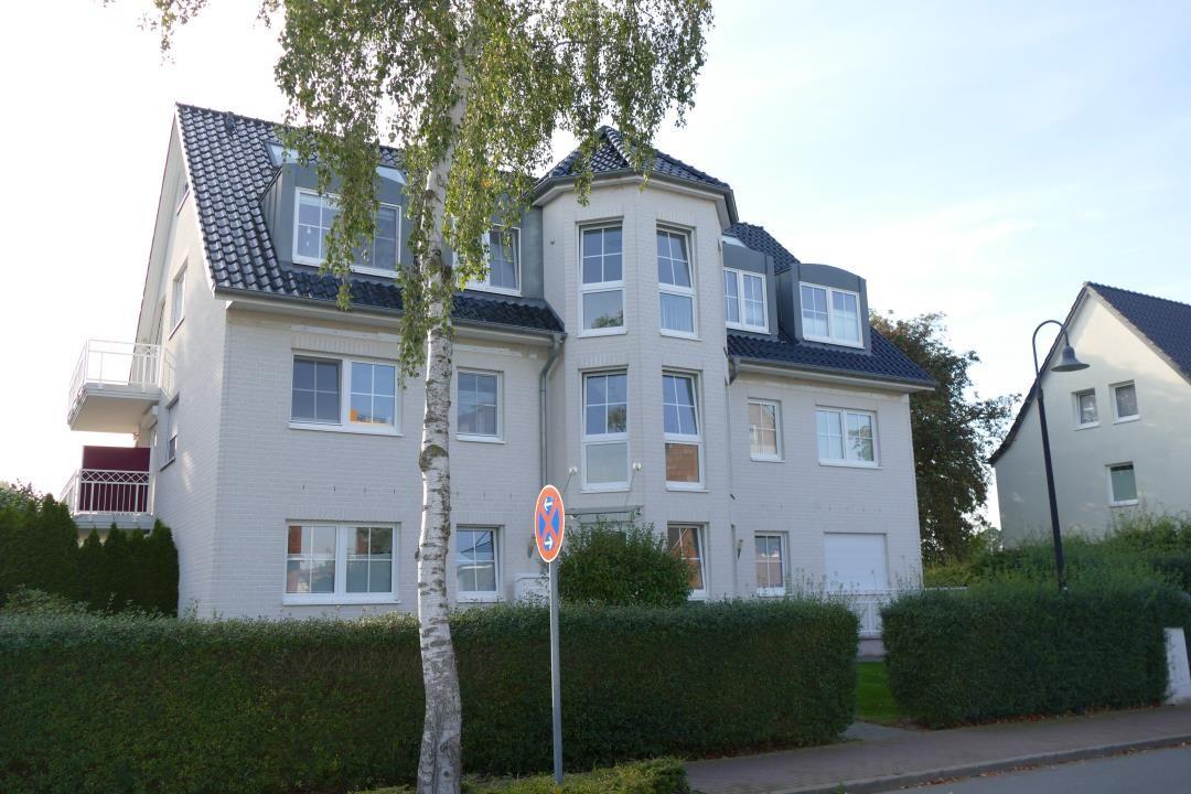 Modernes Mehrfamilienhaus mit Balkon und dunklem Dach