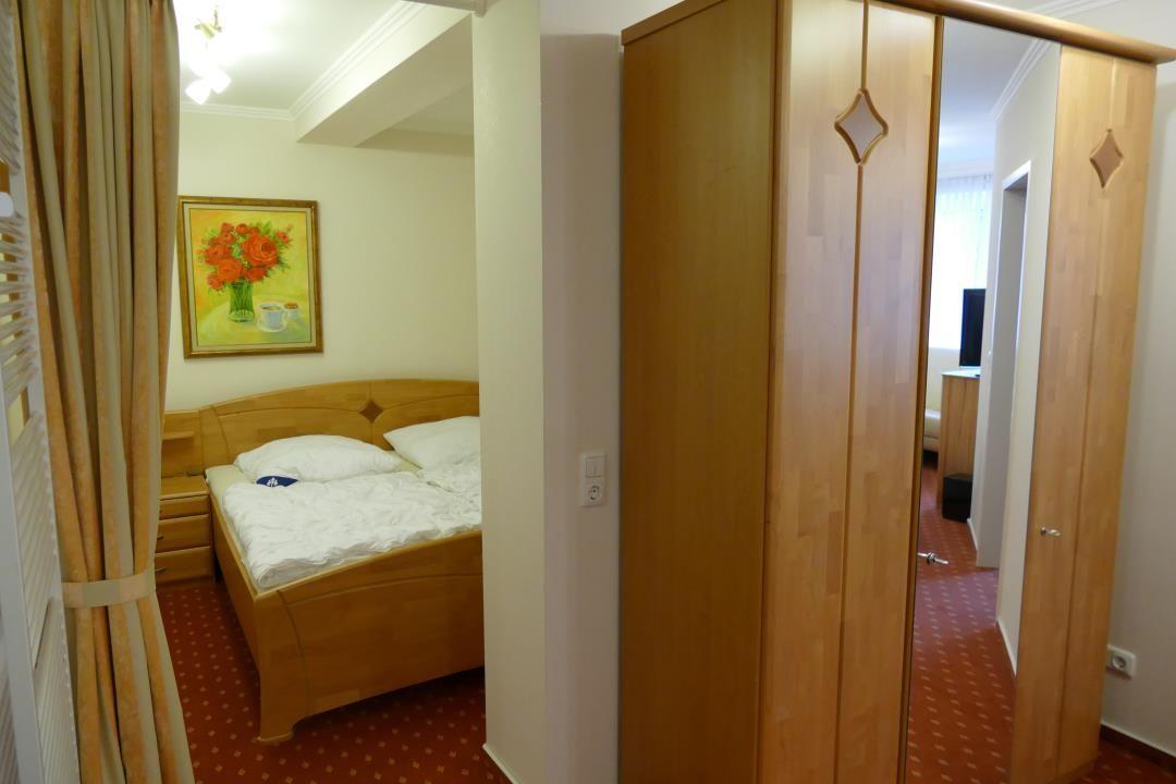 Zugang zur Schlafnische mit Doppelbett