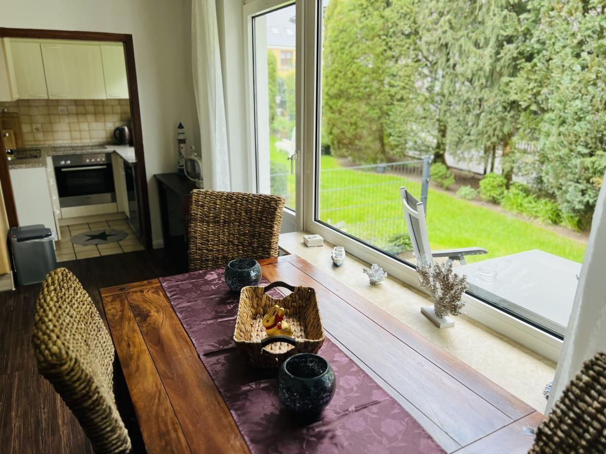 Esstisch/Ausblick in Garten
