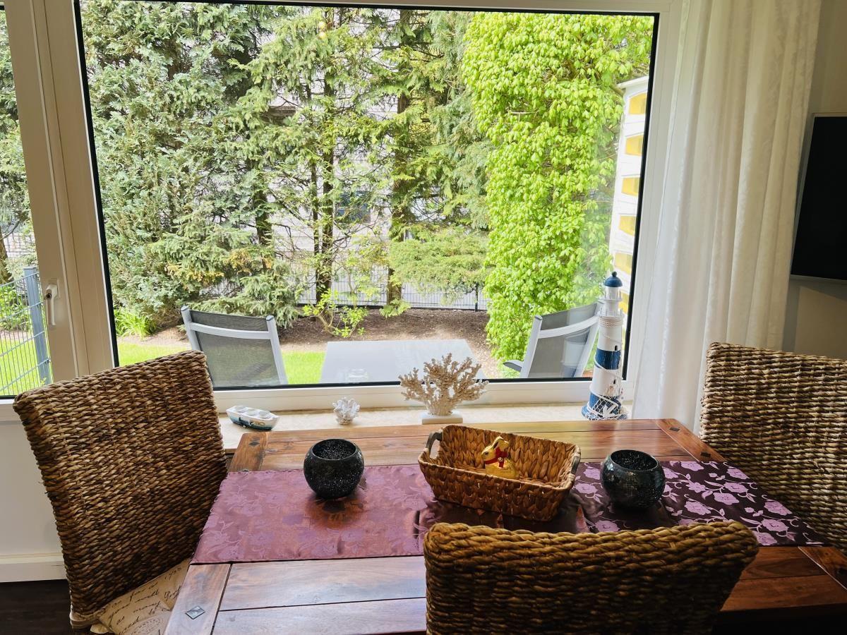 Esstisch/Ausblick auf die Terrasse und Garten