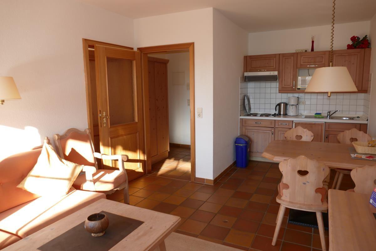 Wohn- und Essbereich mit Küche und Holzmöbeln