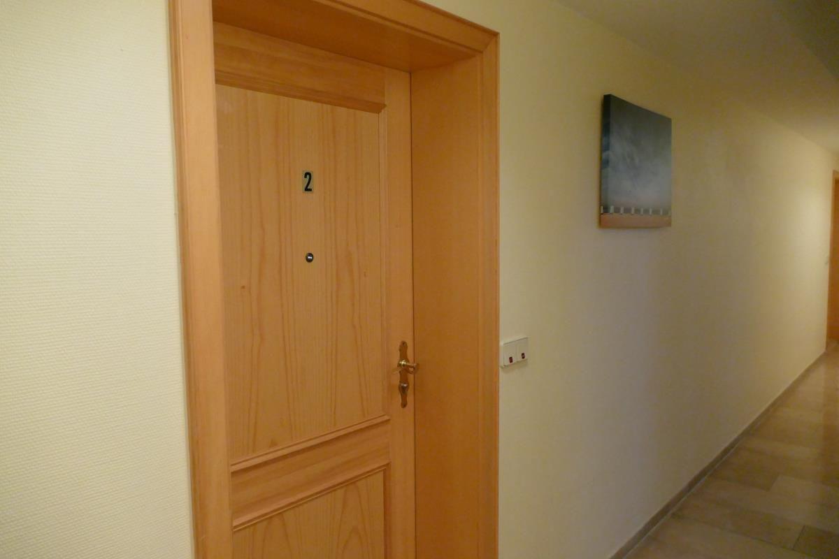 Flur mit Tür Nummer 2 und Wandbild